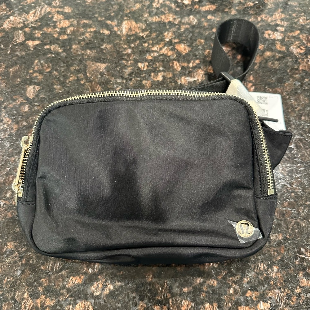 Lululemon 2L black / gold hardware Belt Bag